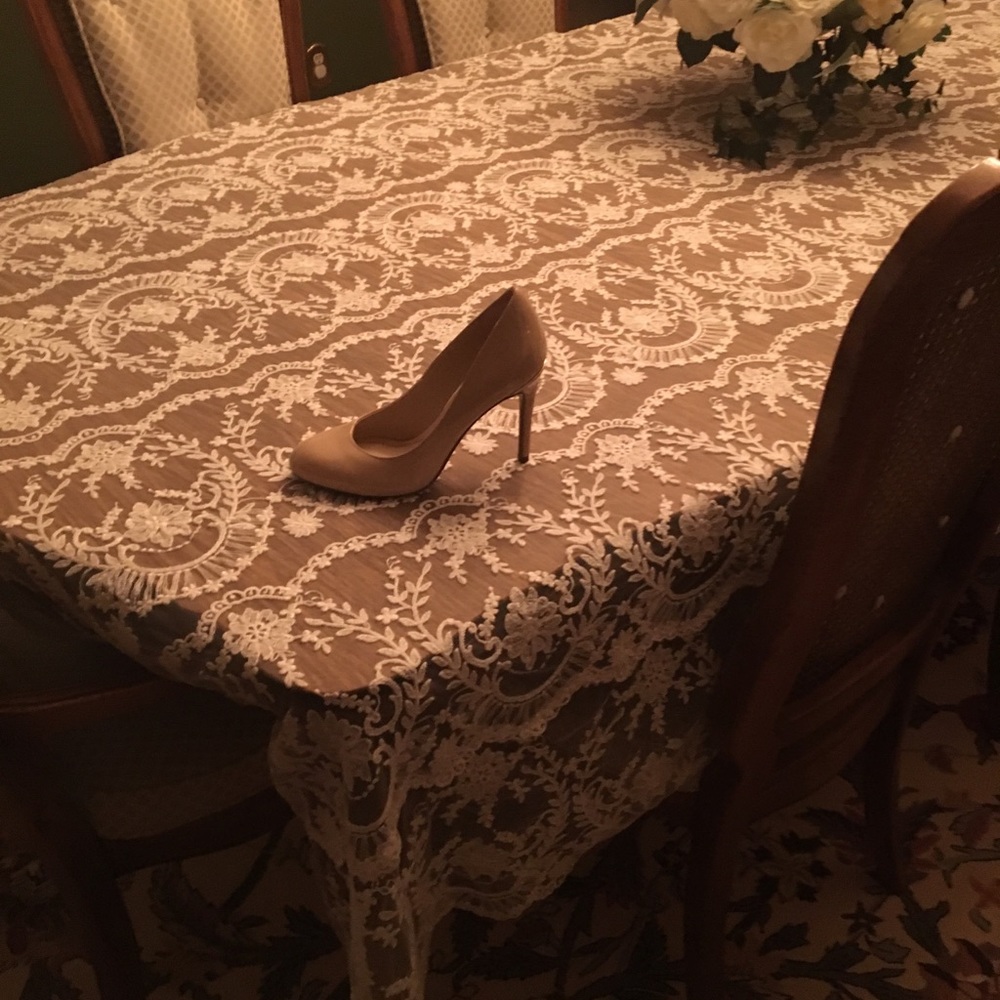 Nude patent pumps with round toe